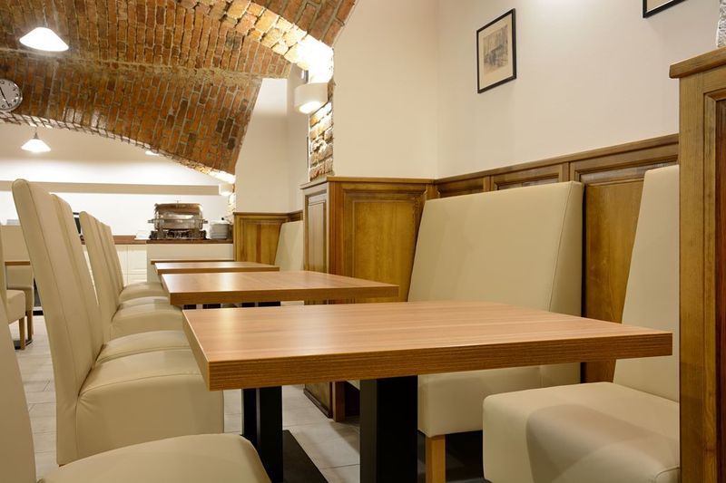 Restaurační lavice čalouněné a čalouněné židle